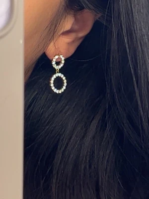 Glittriga örhängen från guldfynd - Snygga örhängen i guldton med två cirklar i rad, dekorerade med glittrande pärlor. Perfekt accessoar för att lyfta din look med lite extra bling. Lätta att bära och passar till många olika stilar. Aldrig använda