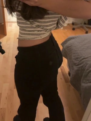 Svarta bootcut jeans med hög midja - Säljer ett par svarta jeans med bootcut och lowwaist. Jag säljer de eftersom jag har köpt ett par andra svarta jeans så dessa används knappast mer. Dessa jeans var köpta för 700kr och därför säljs för 400kr!