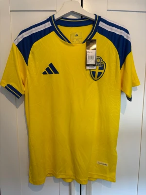 Sverige tröja  - Säljer denna Sverige match tröja från vm 2026. Aldrig använd. Riktigt fin och skön tröja med skönt material och fina fräger som man sticker ut med. Tag och adidas påse finns kvar? 