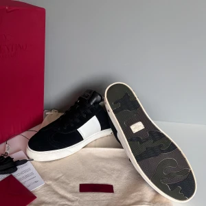 Valentino flycrew  - Säljer ett par flycrews i storlek 41,5, cond 9/10 några repmärken  och  2 nitar saknas men kan lösa, samt fås med en ny. Kommer med OG box, dustbag, tags och nit, hör av vid frågor