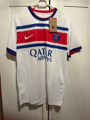 PSG tröja  - Säljer denna special och unika PSG tröjan. Aldrig använd helt ny storlek S. Medföljs är en genomskinlig Nike påse. Tag finns kvar! 