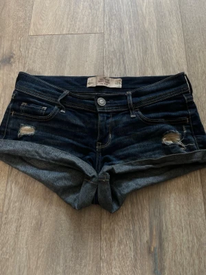 LÅGmidjade shorts  - LÅGmidjade jeans med detaljer på bakfickan 😁