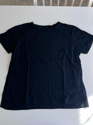 Svart basic t-shirt, storlek M - Svart t-shirt från Lager157. Style: BEA  100% bomull. Sparsamt använd.