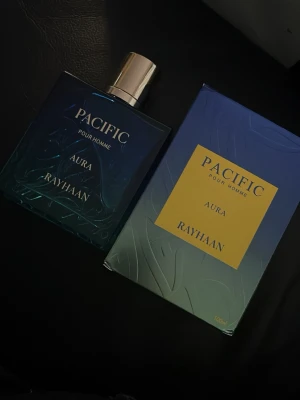 Pacific Aura - Pacific Aura Pour Homme från Rayhaan är en parfym i en stilren glasflaska med blå och gröna toner samt silverfärgad kork. Förpackningen har en modern design med blått och grönt mönster och tydlig logga. Flaskan rymmer 100 ml och passar dig som gillar fräscha dofter. Knappt använt 