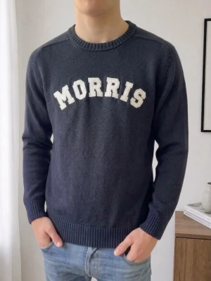 Mörkblå tröja Morris  - Säljer en sjukt fet tröja från Morris i färgen mörkblå. Tröjan är i bra skick då den har varit väl omhändertagen och är i strl M och sitter även som M. Hör gärna av er vid frågor elr funderingar!!