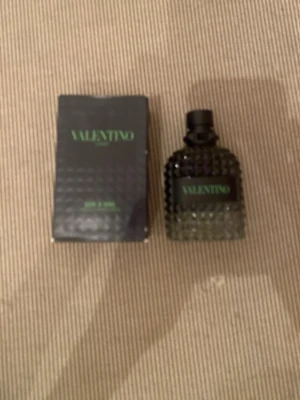 Valentino parfym nästan helt ny - Hej, säljer min valentino parfym eftersom jag aldrig använt den. Den är perfekt nu på sommaren och hösten, flaskan är 100ml och är ungefär 90ml kvar, tveka inte på att fråga frågor.  Mvh Sam
