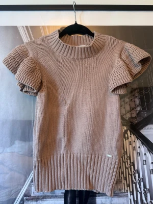  stickad topp Holly & Whyte - Snygg beige/brun stickad topp från Holly & Whyte by Lindex. super fint skick lite skrynklig enbart!!!