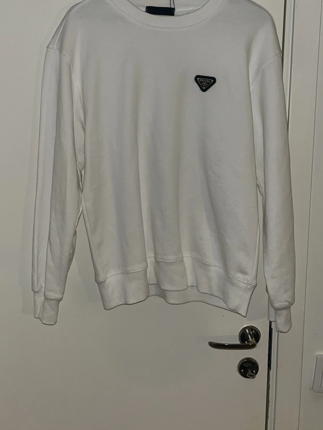 Prada Vit sweatshirt med logga på bröstet