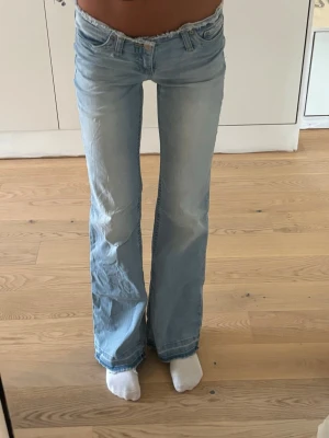 Low waist bootcut jeans - Lågmidjade bootcut jeans från Nelly. Använda men i bra skick💕