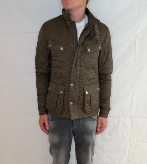 Barbour Jacket Olive Green Men's - Grön Barbour-jacka för herr i mycket fint begagnat skick.