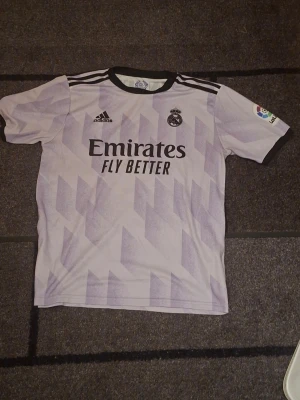 Real Madrid matchtröja Benzema Size XL PRIS KAN DISKUTERAS  - Lila Real Madrid matchtröja från Adidas size XL. Baksidan Benzema nummer 9. PRIS KAN DISKUTERAS 