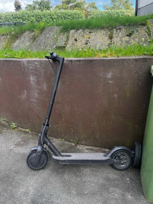 Svart elsparkcykel - Säljer en svart elsparkcykel med robust ram och bred fotplatta. Den har luftfria däck och handtag med enkel styrning. Perfekt för att ta sig runt i stan på ett smidigt sätt. Laddas enkelt via eluttag och har en modern, stilren design. Laddare ingår. Knappen fungerar inte men el scooter slås på när man laddar och tills den inte har nogåt batteri. Därför säljer jag så billigt 