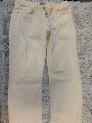 Vita raka jeans - Säljer ett par vita jeans från 157 med rak passform och klassisk femficksdesign. I modellen icon. Jeansen har knappgylf och bälteshällor, samt två bakfickor. Perfekta för dig som vill ha en clean och stilren look.
