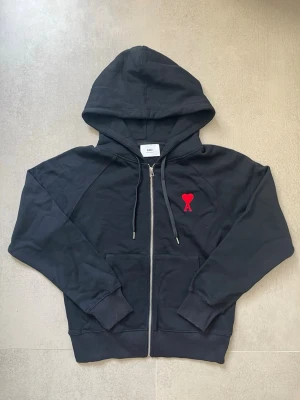 Ami Paris hoodie  - Svart Ami Paris hoodie. Helt ny kom privat för fler frågor!