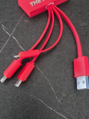 Röd multi-laddningskabel USB - Praktisk röd multi-laddningskabel med USB-A kontakt och tre olika laddningskontakter: Micro-USB, USB-C och Lightning. Perfekt för dig som har flera olika enheter. Sladden är gjord i plast och silikon för extra hållbarhet och flexibilitet.