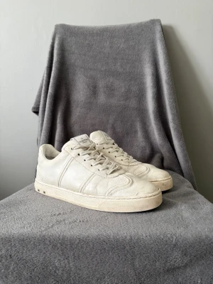 Valentino Flycrews - Tja säljer dessa feta flycrews. I storlek 41. Personligen min favorit färg på flycrews när dom är helt vita. En nit är borta på högra skon men annars är det inget. Frågor besvaras i pm och priset kan diskuteras vid snabb affär!