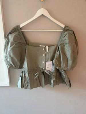 Topp - Köpte på Vinted men var tyvärr för stor, har prislapp kvar💓💓