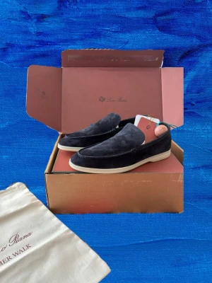 Loro Piana Summer Walk - Säljer nu dessa extremt fina Summer Walksen i storlek 45! De är i marin blått och allt OG fås med som syns på bilderna🙌
