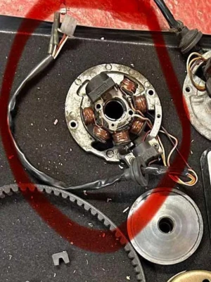 Stator till aerox  - Säljer en stator till elmotor, med synliga kopparspolar och anslutande kablar. Rund metallram med flera fästpunkter och två kontaktstycken. Perfekt för dig som bygger eller reparerar elektronik eller fordon.