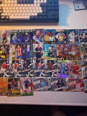 Samling fotbollskort Adrenalyn XL - Stor samling fotbollskort från Adrenalyn XL, som kommer med en pärm som alla kort kommer i. med olika spelare från kända lag och nationer. Blandade färger och holografiska effekter, flera Limited Edition-kort och specialkort. Perfekt för dig som gillar att samla på fotboll eller vill byta med vänner.