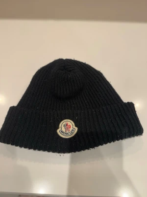 Moncler mössa  - Säljer denna mössa eftersom jag inte använder den längre tveka inte att höra av er 
