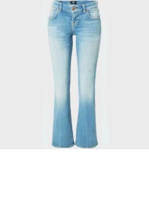 Ljusblå bootcut jeans - Lågmidjade bootcut jeans från ltb i modellen Roxy. Storlek 26 och längd 34. Aldrig använda 
