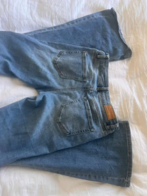 Blå bootcut jeans från Vero Moda - Blå bootcut jeans från vera moda, skriv privat för fler bilder eller frågar😊
