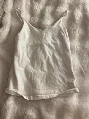Vitt linne🤍 - Ett vit V-kantit linne ifrån lager 157 som knappt använts eftersom den är lite för liten!🤍🎀