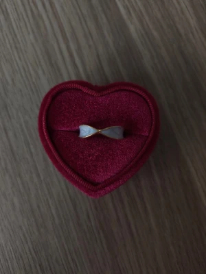 Guldfärgad ring med pärldetalj - Pärldetalj ring i storlek 18,1mm, guldfärgad.