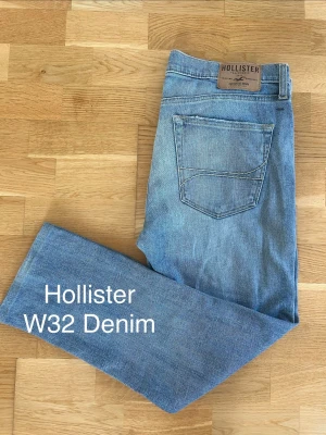 Ljusblå jeans från Hollister W32 - Snygga ljusblå jeans från Hollister i klassisk femficksmodell. Jeansen har raka ben och är tillverkade i mjuk denim med en skön tvättad look. Perfekta för en avslappnad och trendig stil.
