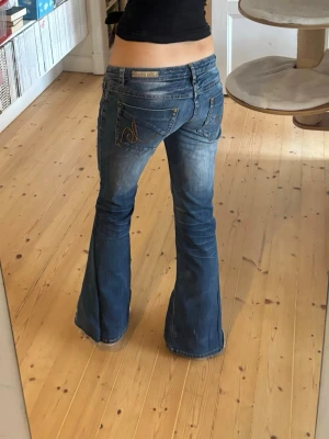 Vintage lowwaist jeans med diamanter - Vintage lowwaist bootcut jeans från labindustries i toppskick! Jättefina diamanter på fickorna och passar stl S. utsydda proffsigt gjort. Hör av er för fler bilder eller frågor🩷