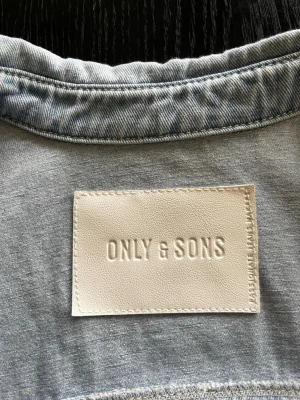 Ljusblå jeansjacka från Only & Sons - Snygg ljusblå jeansjacka från Only & Sons i klassisk modell. Jackan har en avslappnad passform, nedvikt krage och är tillverkad i mjukt jeanstyg. Perfekt för dig som vill ha en stilren och enkel look. Nypris 800. Kontakta mig vid frågor!