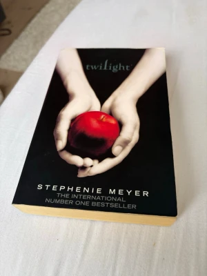 Twilight boken - Twilight av Stephenie Mayer. Första boken i serien! På engelska 🌸(säljer även del 2)