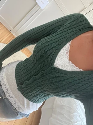 Hollister kofta  - Jättesöt Hollister kofta i grönt i storlek S. Mycket bra skick förutom ett litet lagat hål (sista bilden) 