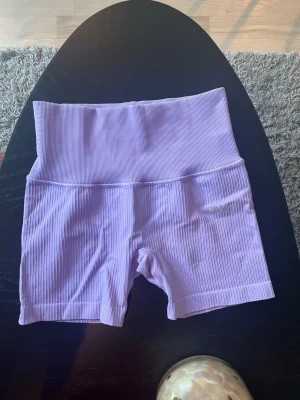Ljuslila tränings shorts  - ICIW Ribbed Define Seamless Pocket Shorts Lavender Nypris: 449kr