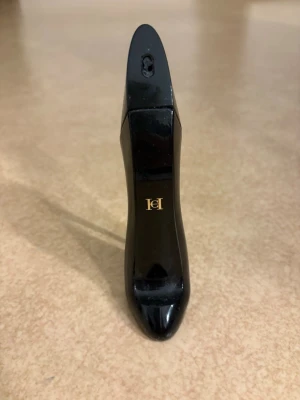 Carolina herrera parfym  - Använd lite. Se på finget på bilden hur mycket de är kvar.