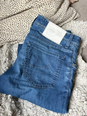 Jacob Cohen W30 - Säljer Jacob Cohen jeans i storlek: W30. Sommarversion, lite tunnare och extremt sköna. Äkta. Skriv för frågor, pris kan diskuteras. Nypris: +-6000kr