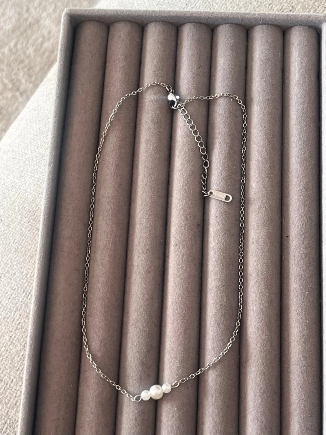 Silverhalsband med tre pärlor