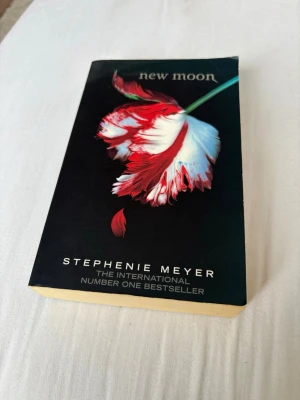 New Moon (Twilight) - New Moon av Stephenie Meyer. Andra boken i Twilight serien. (säljer även första delen) På engelska 🌸