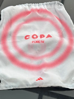 Adidas Predator Elite FG – Stl 42 2/3 – Nyskick! - Säljer ett par Adidas Predator Elite FG!   Skorna är endast använda under en träning på konstgräs och är i princip i nyskick. Inga skador eller defekter. .  Nypris hos Adidas ligger på cirka 2 999 kr, vilket gör detta till ett riktigt bra köp.  Storlek: 42 2/3 Pris: 1 399 kr (kan diskuteras vid smidig affär)