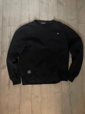 Morris Sweatshirt - Tja, säljer denna Morris sweatshirt. Storleken på tröjan är M. Bra skick med små tecken på användning!