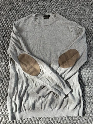 Massimo Dutti Stickad tröja  - Massimo Dutti Extrafine Cotton säljs | Strl: M | Skinn patches | Skick 9/10 | Inga skador eller defekter | OBS det är skugga på bilderna som ser ut som smuts | Hör av dig vid fler frågor