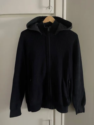 Sayless cardigan - Sayless cardigan, storlek S, med luva, dragkedja och fickor. Kan användas över hoodie som en overshirt men också som vanlig hoodie. 