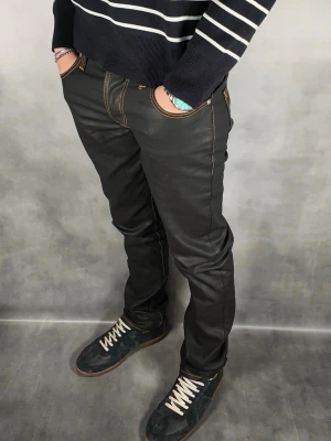 Nudie Grim Tim - - Nudie Grim Tim — Storlek 30/32 — 9/10 - Bra skick/ Nyskick — Inkluderat - Jeans — Retail 2000kr — Modellen är 180cm, 65kg