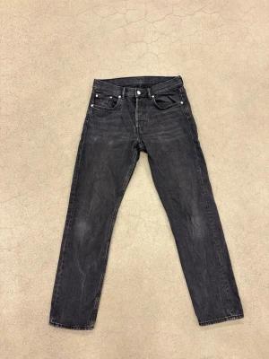 ARKET jeans svarta - Snygga Svarta arket jeans i storlek W29 L30✅.