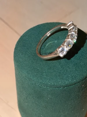 Silverring med fem gnistrande stenar - Äkta silver, stenar är okända. Skriv om du har frågor t.ex storlek