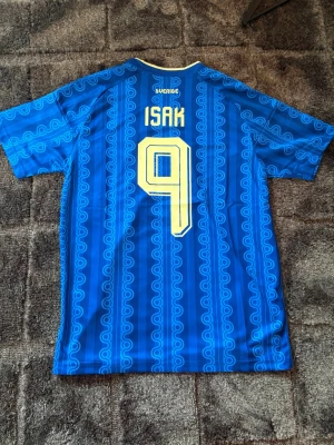 Sverige borta fotbollströja Isak 9 - Sprillans ny Sverige borta ställ med nummer 9 Isak på ryggen. Tröjan är helt ny med tags och kommer i ny påse. Skriv vid frågor eller funderingar 