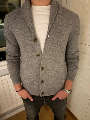 Kashmir cardigan - Stilren grå cardigan från märket Autograph köpt i London, 100 % Kashmir. Perfekt för kallare tider.