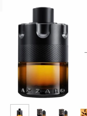 Azzaro parfym med svart och bärnstensfärgad flaska - Snygg parfym från Azzaro i en robust flaska med svart mattsvart lock och detaljer samt bärnstensfärgat glas. Flaskan har en modern, maskulin design med textur på mitten och tydlig logga längst ner. Perfekt för dig som gillar stilrena och kraftfulla dofter.