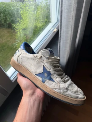 Golden goose ballstar - Tja, säljer dem fetaste ballstarsen på marknaden, skicket är sådär men dem är fortfarande fina och användbara och väldigt sköna! Nypris 5299 på care of Carl. Skriv om ni har frågor, dem är givetvis äkta!